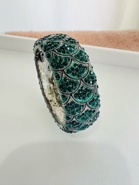 Emerald Crystal Pave Bangle Bracelet - Women Jewelry Fish Scale Pattern Green